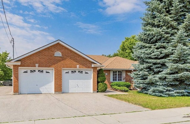 Spacious Guelph Retreat. Sleeps 9. Park 4 cars!