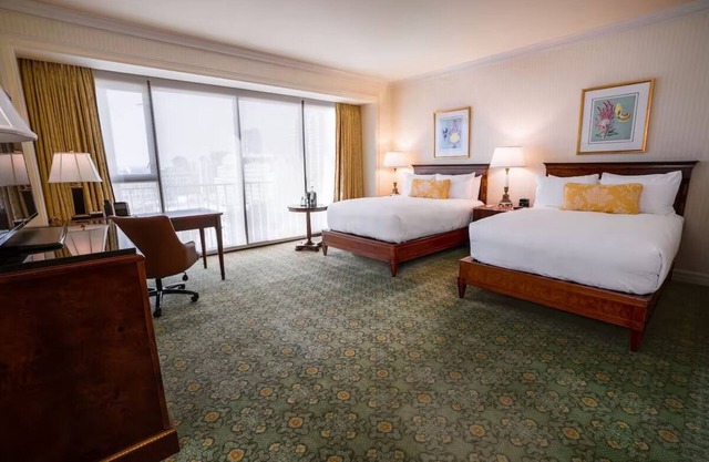 Spacious Guest Room Near Zoo – 3 Miles Away | Valet Parking Available