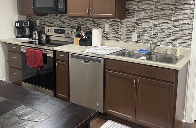 Spacious Guest Suite near LU and Airport