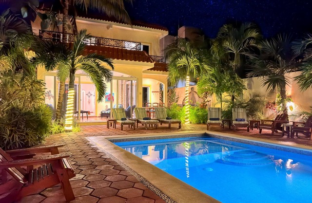 Geräumiges Haus im Hacienda-Stil mit großem Garten und Pool im September 2019