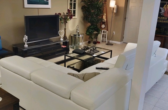 Spacious Hamptons Apartment - Below Ground Level