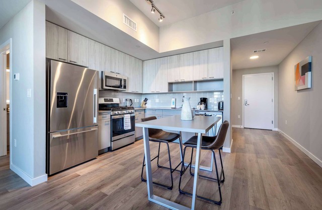 Spacious Harbor Apt with Balcony, Gym and Pool