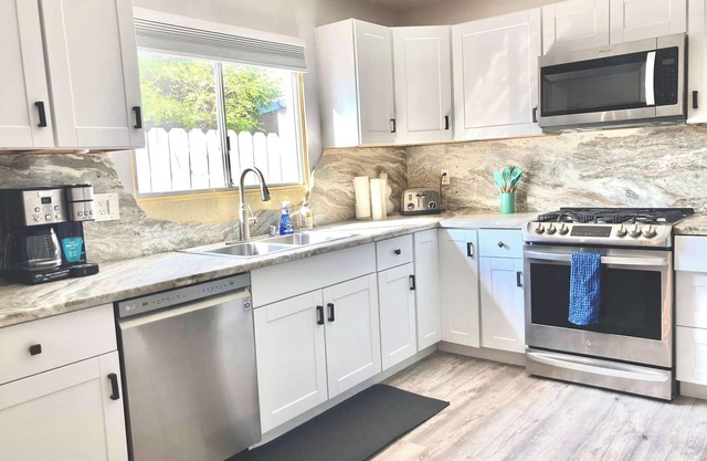 Spacious, Heated Pool, Kid Paradise & Near Zoo, Beaches & All the Attractions!