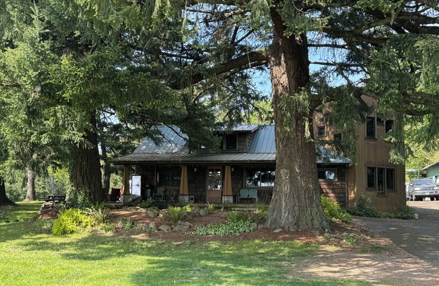 Spacious HGTV Home on 3 acres near Columbia Gorge w/Silo Rooms, 15 min from PDX