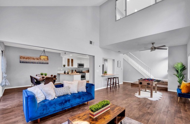 Spacious high ceiling home in Fremont | Private Yard | King Bed