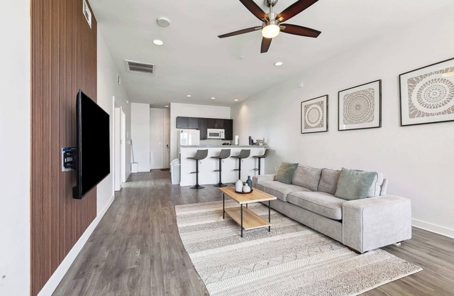 Spacious High-Rise in Downtown