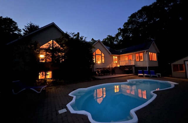 Spacious hilltop getaway on 10 acres -Gaming room, hot tub, close to all!