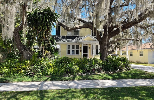 Spacious historic 4-bedroom pool house in Downtown Sebring