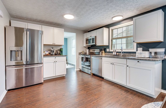 Spacious Home 2 Mi to Inniswood Metro Gardens!