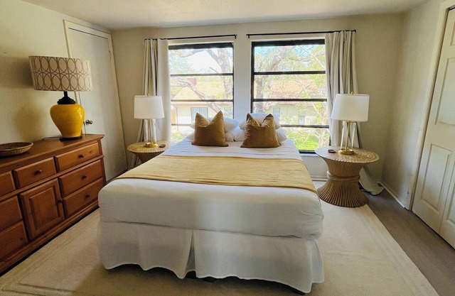 Spacious home/ 3 min NPR Dawntown.