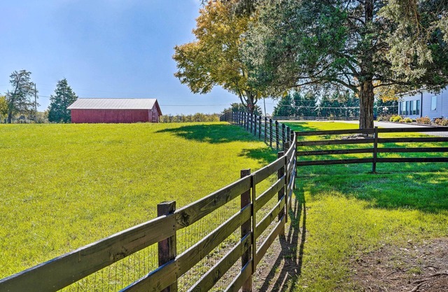 Spacious Home + Acreage, 16 Mi to Chattanooga