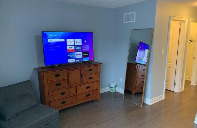 Spacious Home In Great Area Near Hwy 404