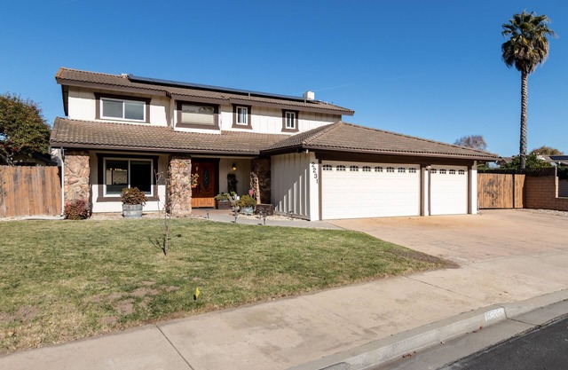 Spacious home for friends & family perfectly located. Pet friendly! EV Charger!