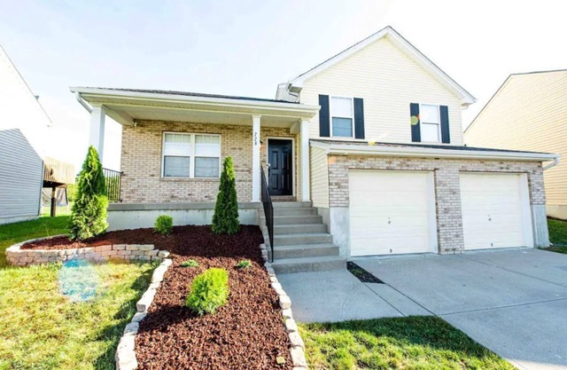 Spacious home, game room. pool table- basketball court. 2 King beds,Free parking