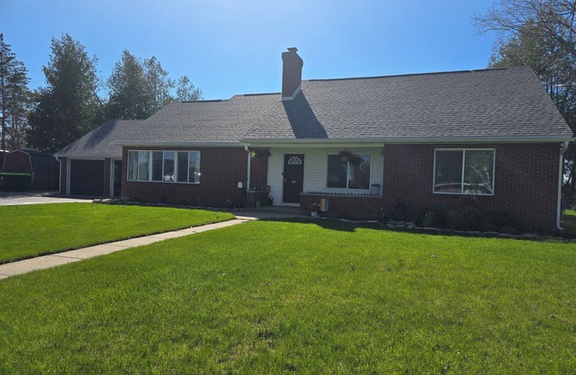 Spacious home in a convenient location to downtown and boat launch!