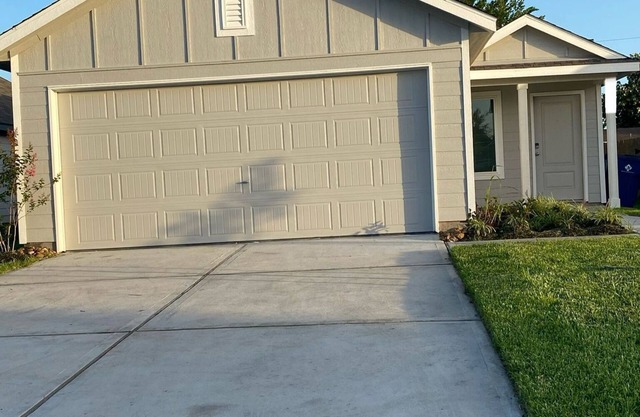 Spacious home in Angleton with 3 bedrooms, 2 bathrooms perfect for families