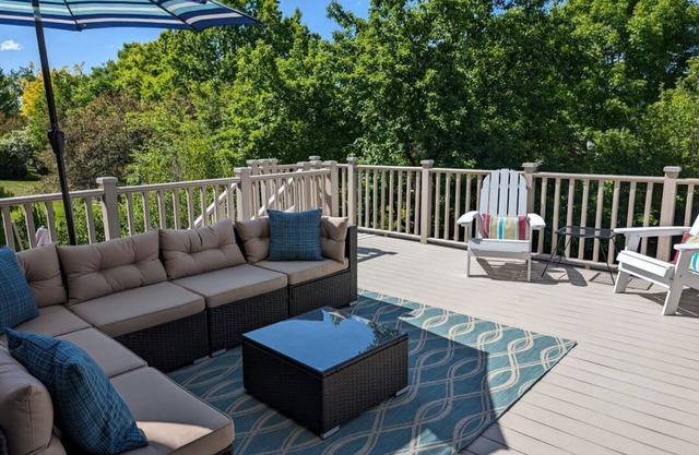 Spacious home in Broomfield- Hot Tub- Mtn Views!