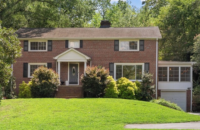 Spacious Home in Downtown Clemson. Walk to Clemson University! Sleeps 10