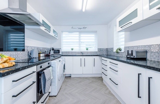 Spacious Home in Manchester, Ideal for Business & Groups, Sleeps 9!