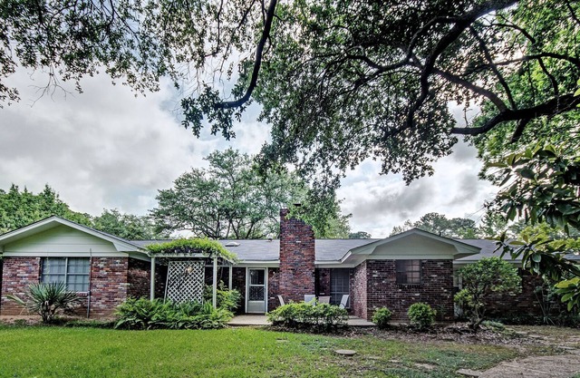 Spacious home in quiet neighbor near shopping, dining, gyms, & interstate access