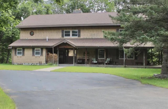 Spacious home in the Heart of 46 High Peaks on The AuSable River - 8-12 Guests