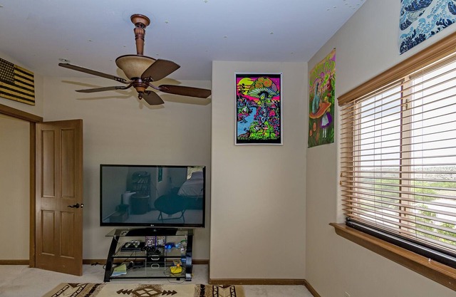 Spacious home, Large backyard, amazing views, fire-pit, WiFi