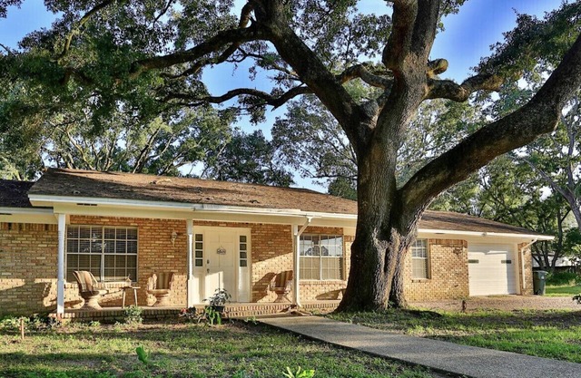 Spacious Home Minutes Away From 2 or Amusement Park, Mall, & Downtown