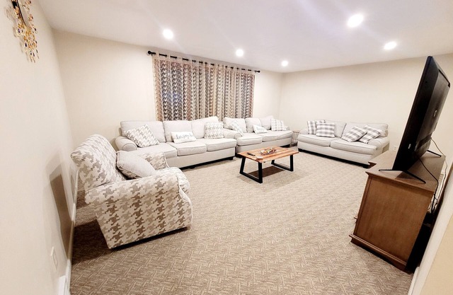 Spacious Home near Buffalo/Bills/Airport/Niagara Falls/Orchard Park Pet friendly