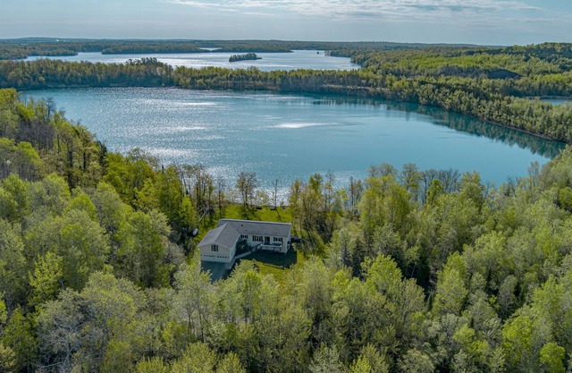 Spacious Lakeside Home near Grand Rapids, MN