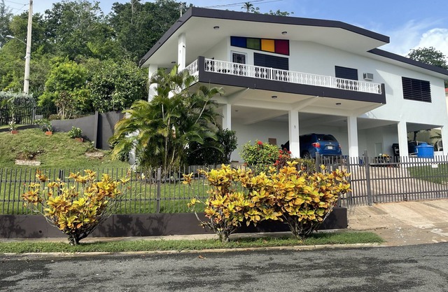 Spacious home, ocean views & short walk to beaches