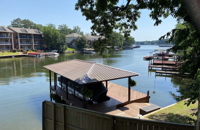 Spacious Home on Lake Hamilton with Covered Boatdock / 3 Kayaks
