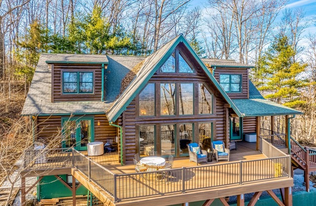 Spacious home on the mountainside with wrap-around balcony, fireplace & W/D