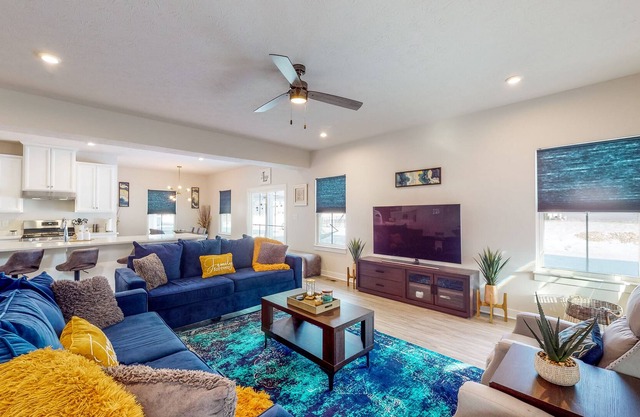 Spacious Home Outside Indianapolis - Office & Full Kitchen, Dog-Friendly