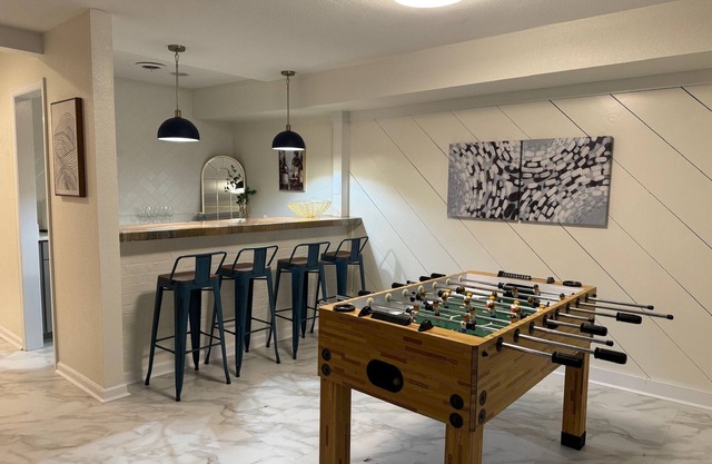 Spacious Home - Sleeps 8-10! Minutes to North Hills