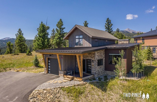 Spacious Home! Stunning Mountain Views! Private Deck, Grill, Hot Tub, 7Min Drive