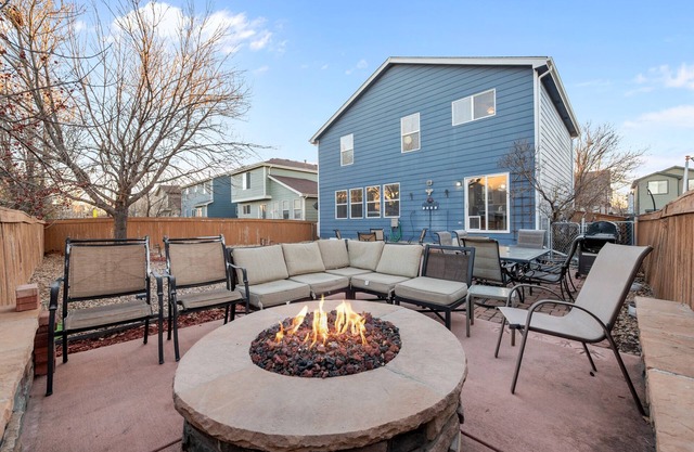 Spacious Home - Theatre - Pet Friendly - Outdoor Firepit