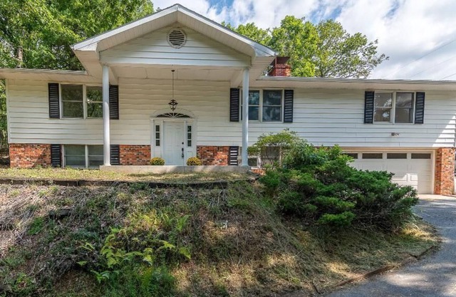 Spacious home with privacy minutes from downtown Berkeley Springs with a firepit