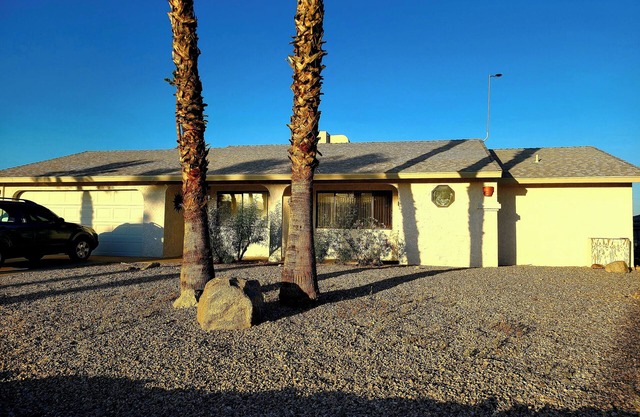 Spacious home touting two 2-bedroom suites, delightful Arizona room, Lake Havasu