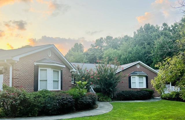 Spacious home w/ 8ft pool just 1.1 miles to 1-75