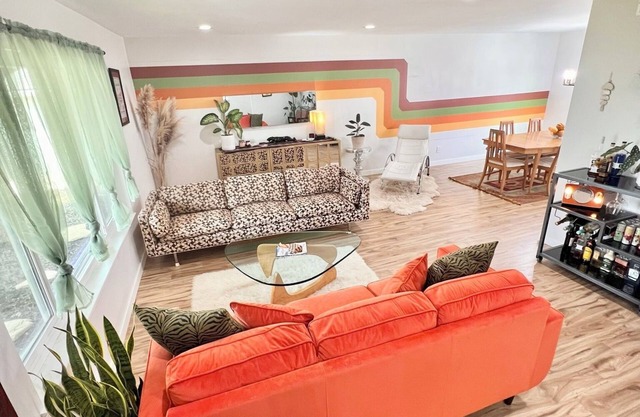 Spacious home w/hot tub & sauna. Walking distance to Old Town Orcutt