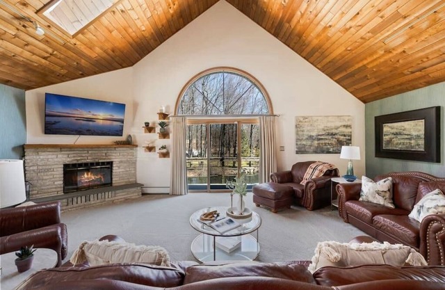 Spacious Home w/Pool/Hot Tub, Mins to Parks/Skiing