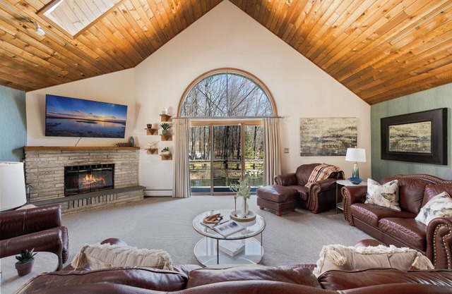 Spacious Home w/Pool/Hot Tub, Mins to Parks/Skiing