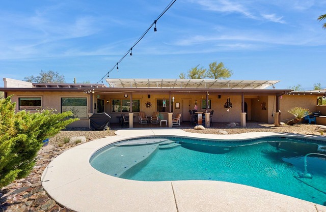 Spacious home w/private heated pool, large yard, mountain views, work desk