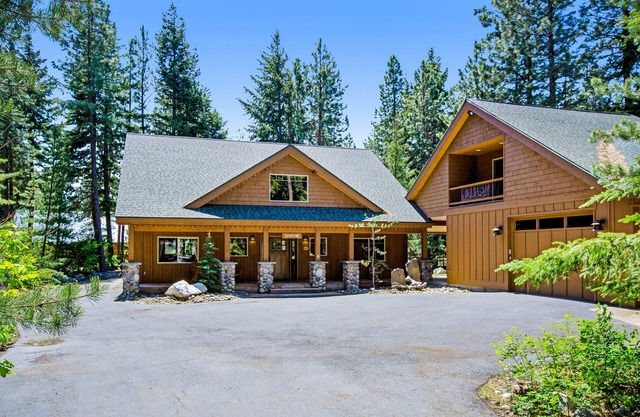 Spacious home with fireplace, firepit, jetted tub & gas grill - close to lake
