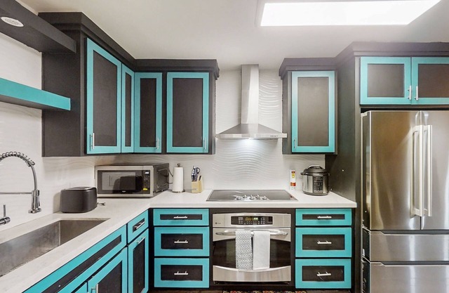 Spacious home with full kitchen, gas bbq grill, WiFi, central AC, private WD