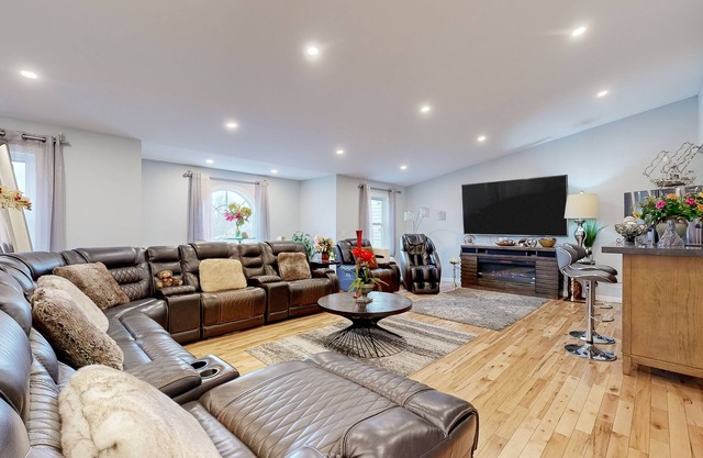 Spacious home with large yard, great for groups, close to Portland & beaches