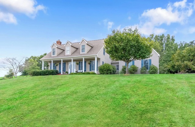 Spacious home with serene views, outdoor lounge, fire pit, and hammock, just minutes to downtown
