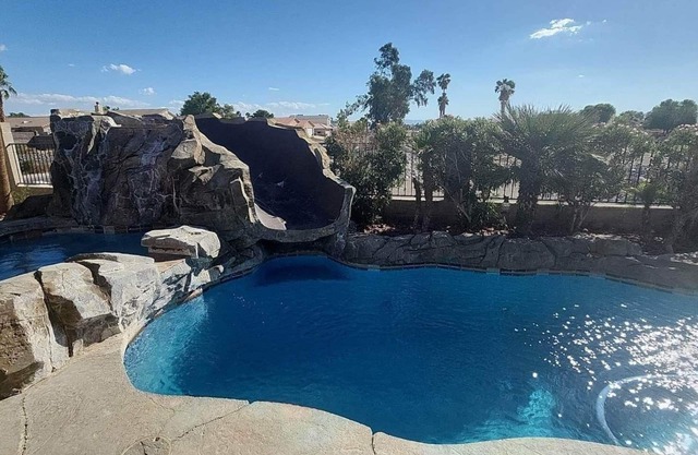 Spacious Home with incredible Pool/slide and jaquzzi.Great River & Casino Fun.