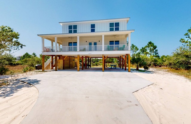 Spacious home with bikes, Ping-Pong, wrap-around balcony, grill, W/D, and AC