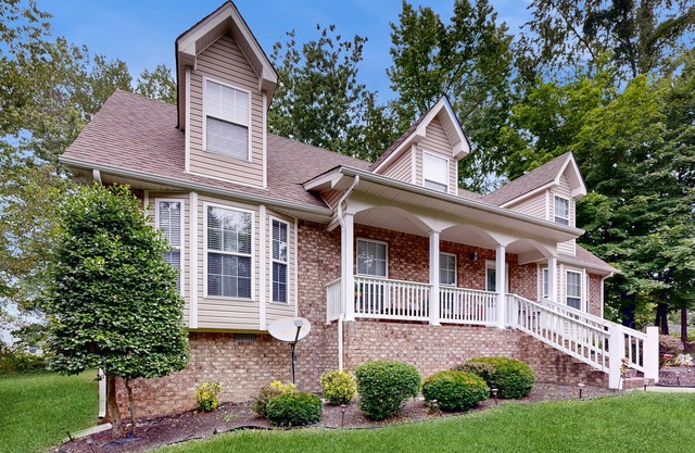 Spacious home with fully equipped kitchen - near Nashville